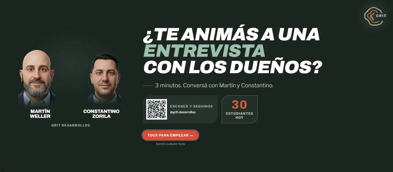 Pantalla de inicio del simulador con los avatares de los dos dueños, un QR y el botón para empezar.
